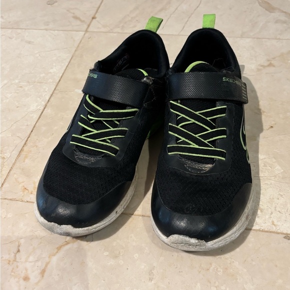 Sketchers Size 2 kids - Picture 1 of 5